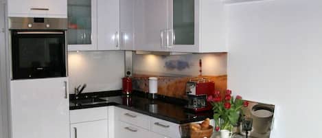 Réfrigérateur, un four, lave-vaisselle