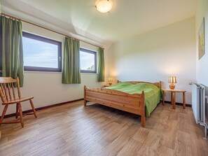 2 bedrooms, travel crib, WiFi