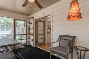 Interior - Walk to beach - Cozy 2 Bed/1 Bath Cottage - Sleeps 6 - 1 block to Lake Michigan (Douglas)