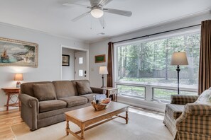 Smart TV, fireplace, books - Walk to beach - Cozy 2 Bed/1 Bath Cottage - Sleeps 6 - 1 block to Lake Michigan (Douglas)