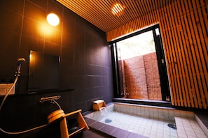 Separate bathtub and shower, deep-soaking bathtub, free toiletries