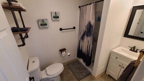 Doccia, asciugacapelli, asciugamani, sapone