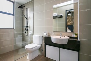 Gratis toiletartikelen, een haardroger, badjassen, pantoffels