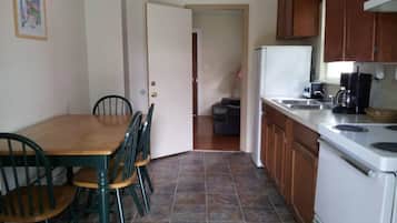 Classic Cottage, 2 Bedrooms | In-room dining