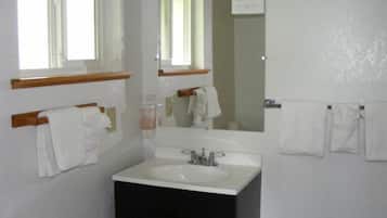 Suite estudio clásica, 1 cama Queen size, vista al patio | Baño | Toallas
