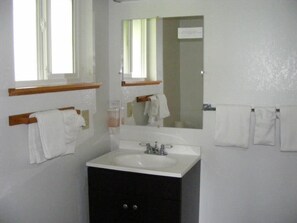 Classic Studio Suite, 1 Queen Bed, Courtyard View | Bathroom | Towels