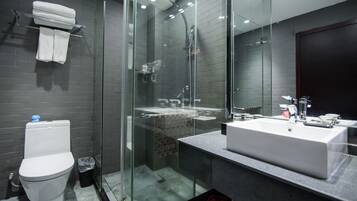 Habitación Elite doble | Baño | Ducha y cabezal de ducha tipo lluvia