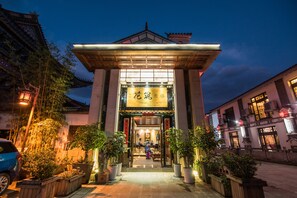 Fachada de la propiedad por la tarde o noche