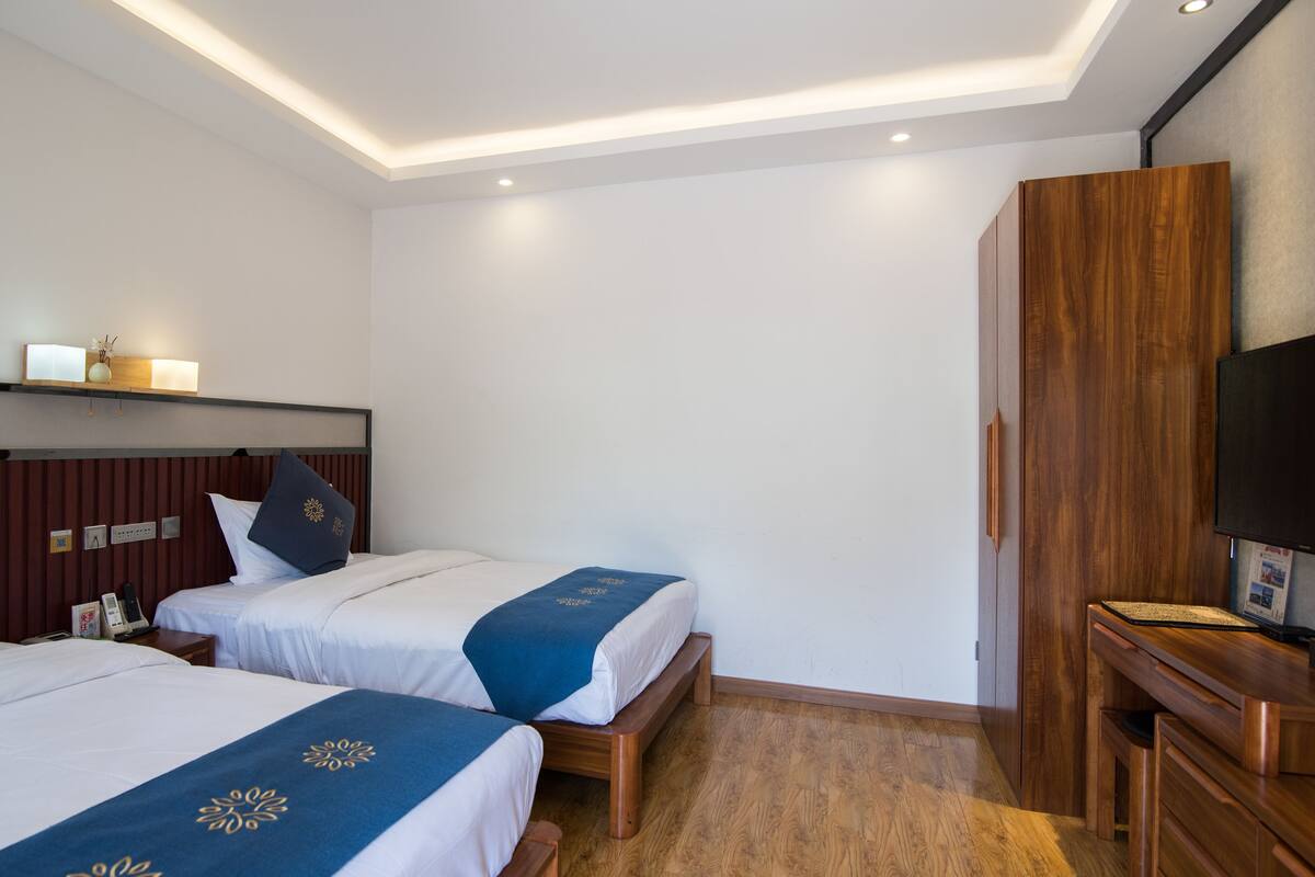 Chambre Deluxe avec lits jumeaux | Rideaux d’obscurcissement, accès au Wi-Fi (inclus)