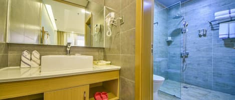 Habitación doble Elite, para no fumadores | Baño | Regadera, amenidades de baño gratuitas, secadora de cabello, pantuflas
