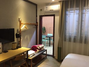 Quarto duplo básico, para não fumantes | Escrivaninha, cortinas blackout, Wi-Fi de cortesia, roupa de cama