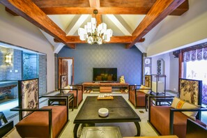 Deluxe-Suite | Schreibtisch, Verdunkelungsvorhänge, kostenloses WLAN