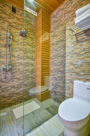 豪华家庭套房(仅限中国大陆) | 浴室 | 淋浴设施、大花洒淋浴喷头、免费洗浴用品、吹风机