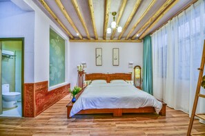 Une chambre à coucher avec un lit en bois, une table de chevet, une plante en pot et une lampe fixée au mur.