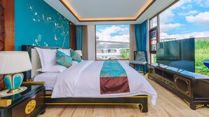 Une chambre d’hôtel moderne avec un grand lit, une télévision et une vue sur un pont.
