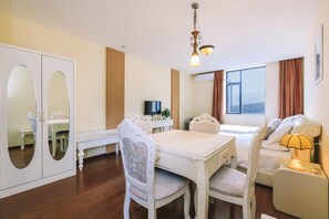 Quarto duplo design (Mainland China Citizen Only) | Escrivaninha, cortinas blackout, Wi-Fi de cortesia