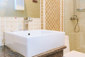 Ducha, artículos de tocador gratuitos, secador de pelo, pantuflas