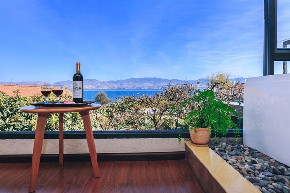 Escritorio, cortinas blackout y wifi gratis 