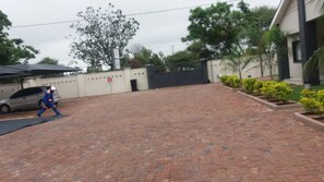 Free self parking - Staybridge Self Catering Apartments (Francistown)