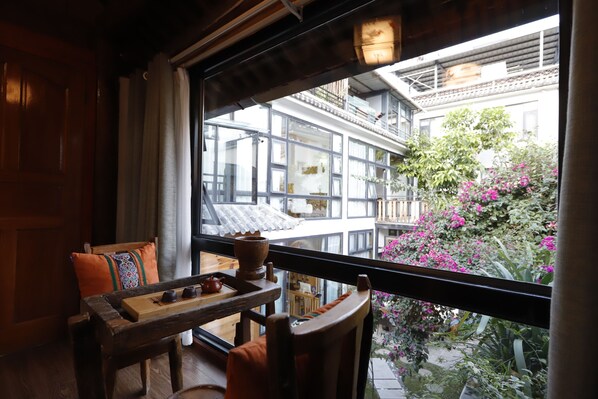 Quarto casal design | Escrivaninha, cortinas blackout, Wi-Fi de cortesia