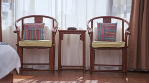 Suíte família | Escrivaninha, cortinas blackout, Wi-Fi de cortesia