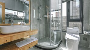 Familie suite | Badkamer | Een douche, een regendouche, gratis toiletartikelen, een haardroger