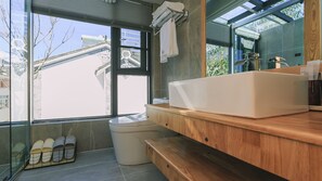 Habitación doble romántica | Baño | Regadera, regadera tipo lluvia, amenidades de baño gratuitas