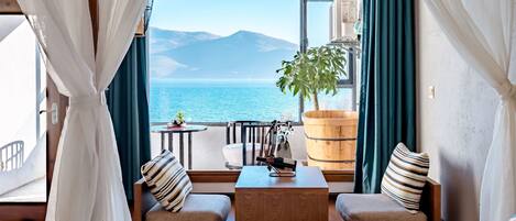 Deluxe dubbelrum | Skrivbord, mörkläggningsgardiner och gratis wi-fi