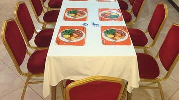 Breakfast, lunch, dinner served; local and international cuisine