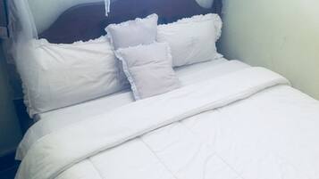 Habitación doble económica, baño compartido | Escritorio, tabla de planchar con plancha, camas extra y wifi gratis