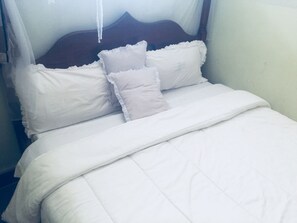 Kahden hengen economy-huone, jaettu kylpyhuone | Työpöytä, silitysrauta/-lauta, lisävuoteet, ilmainen Wi-Fi