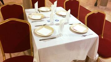 Breakfast, lunch, dinner served; local and international cuisine