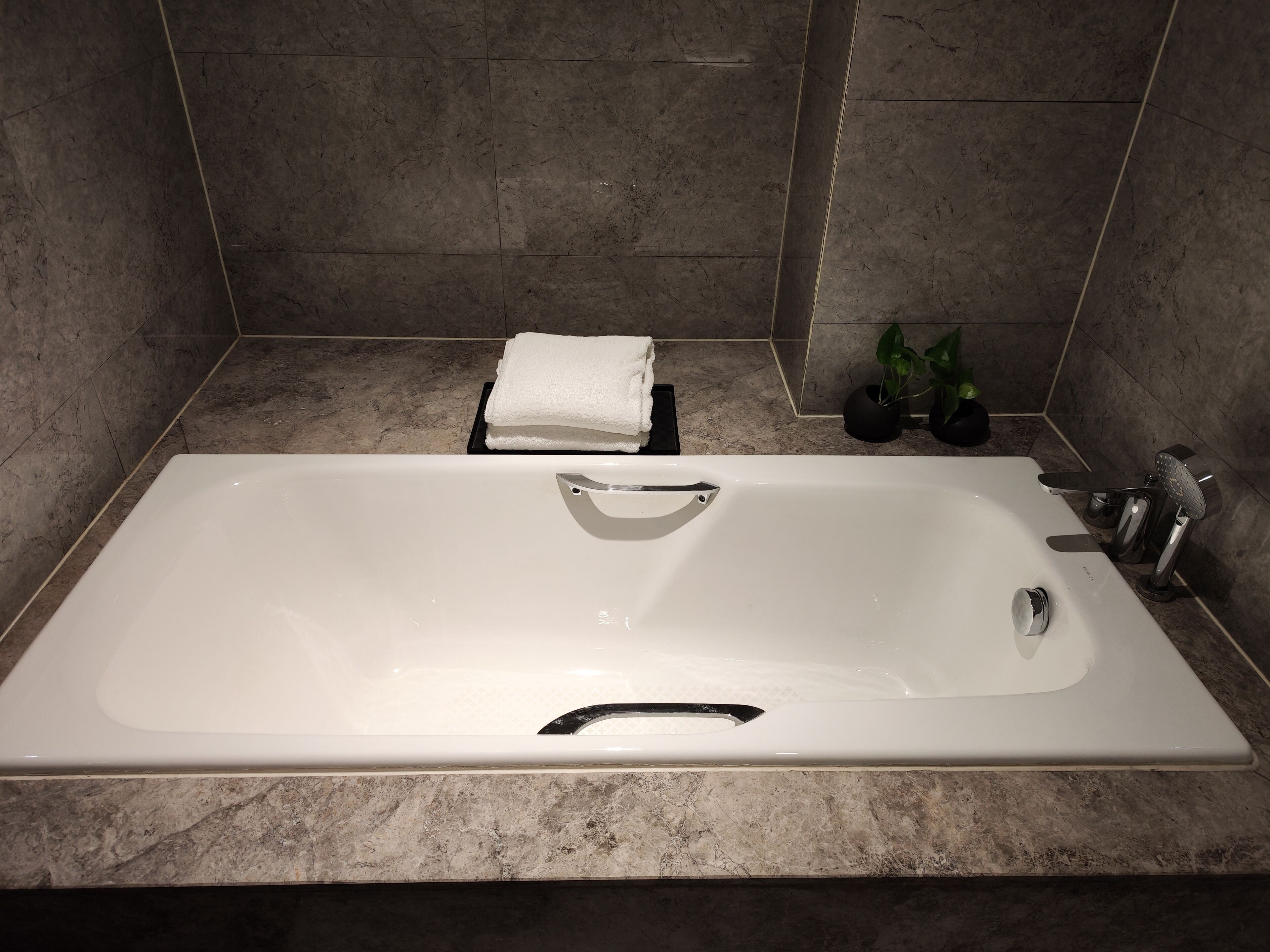 suite | private spa tub