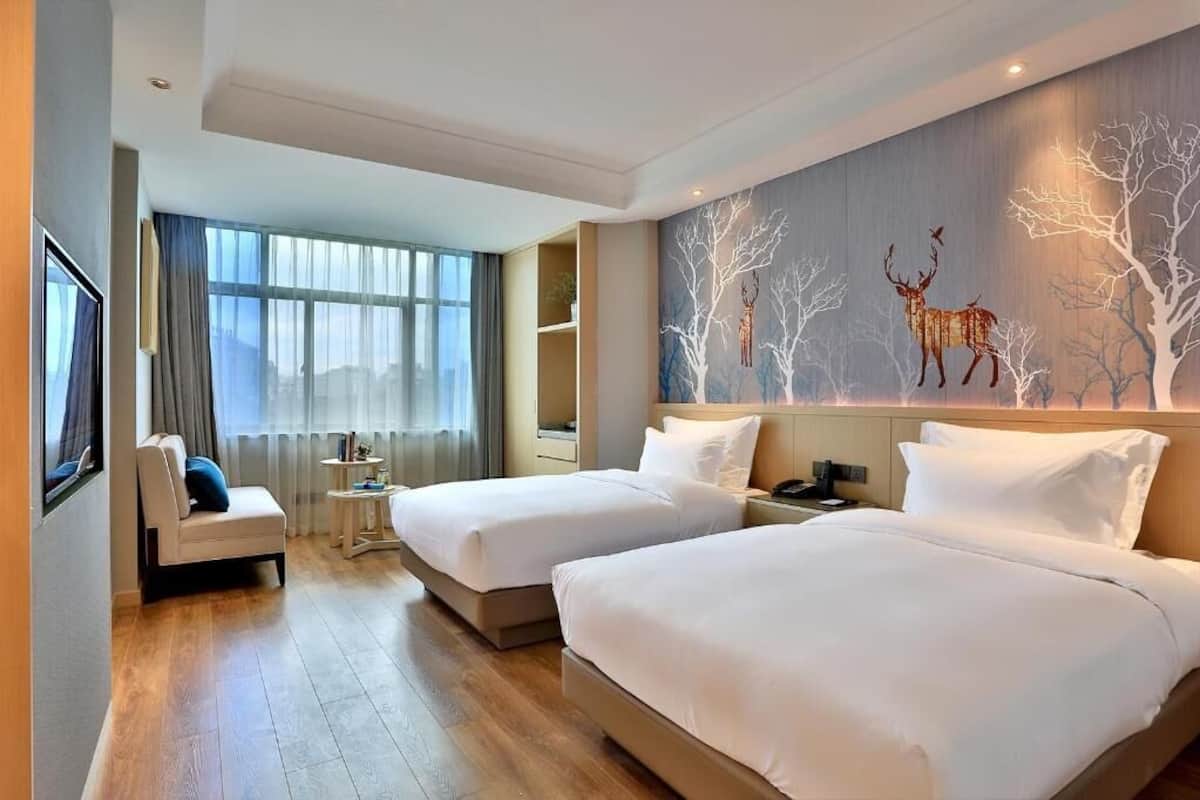 Premium bedding, down comforters, pillowtop beds, free minibar items