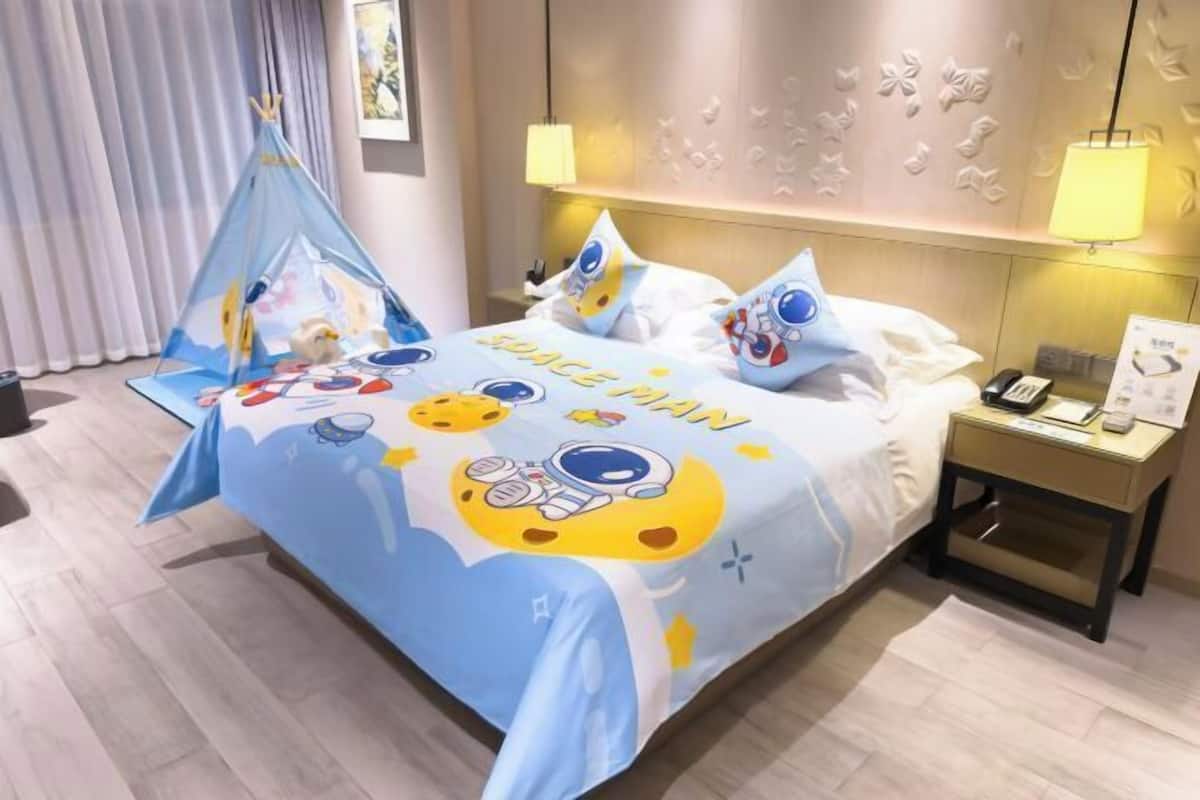 Premium bedding, down comforters, pillowtop beds, free minibar items