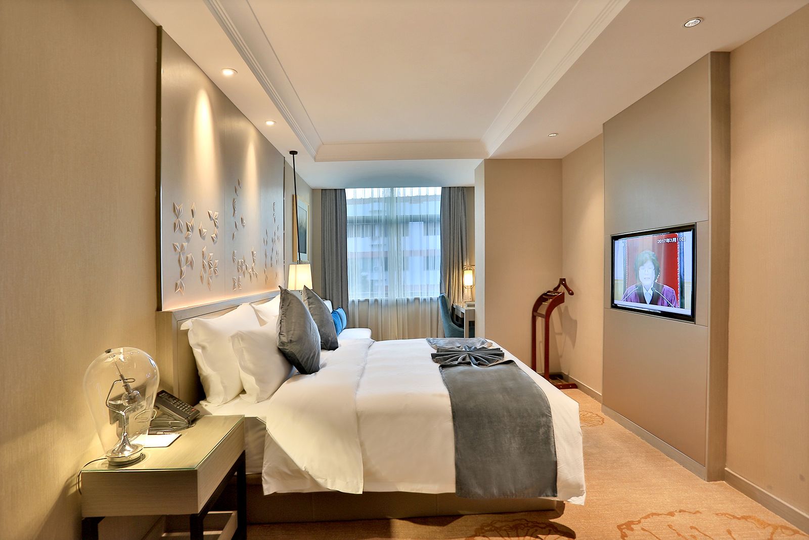 suite | premium bedding, down duvets, pillow-top beds, free minibar items