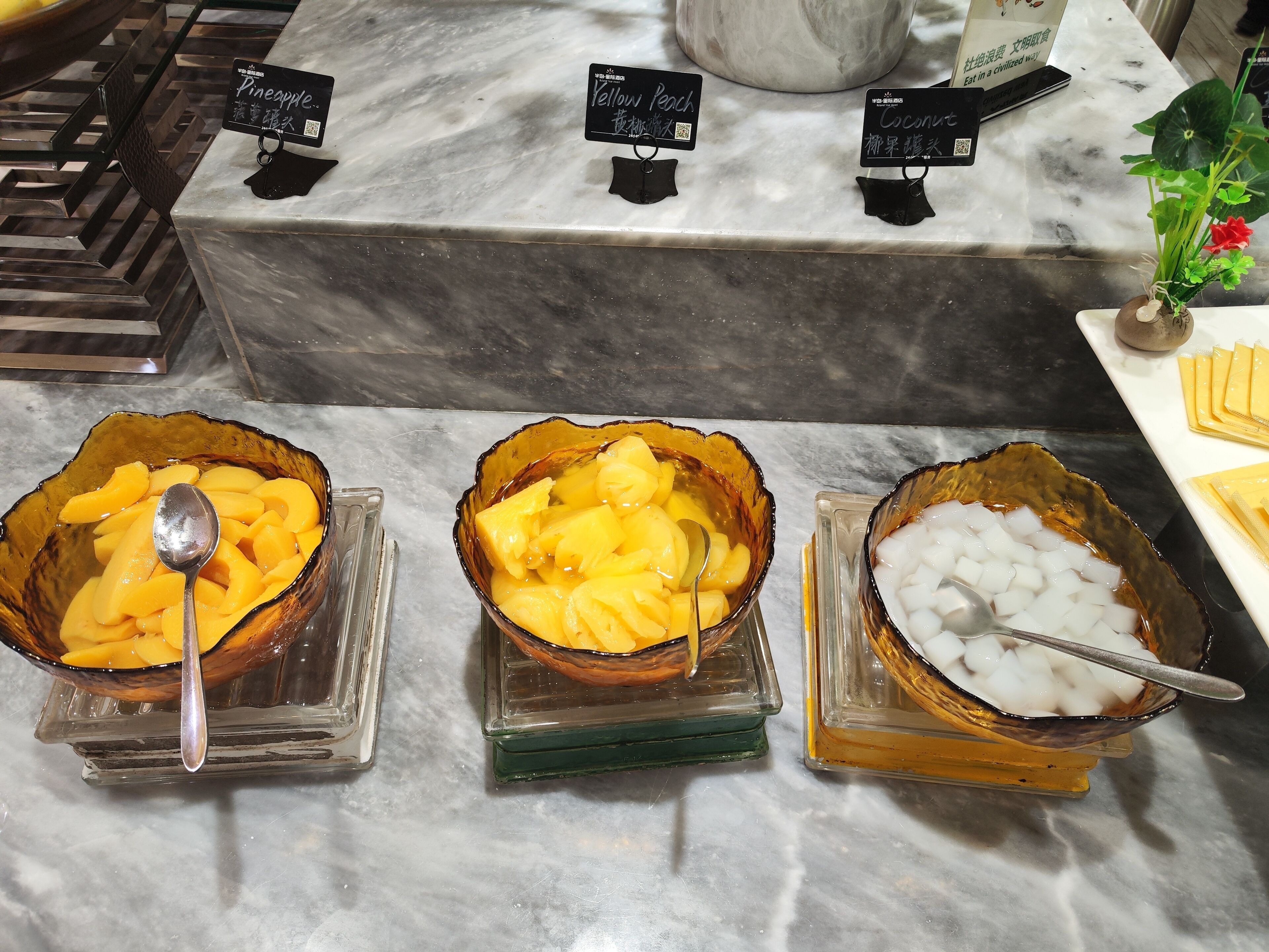 Trois bols de fruits sont posés sur un comptoir en marbre.