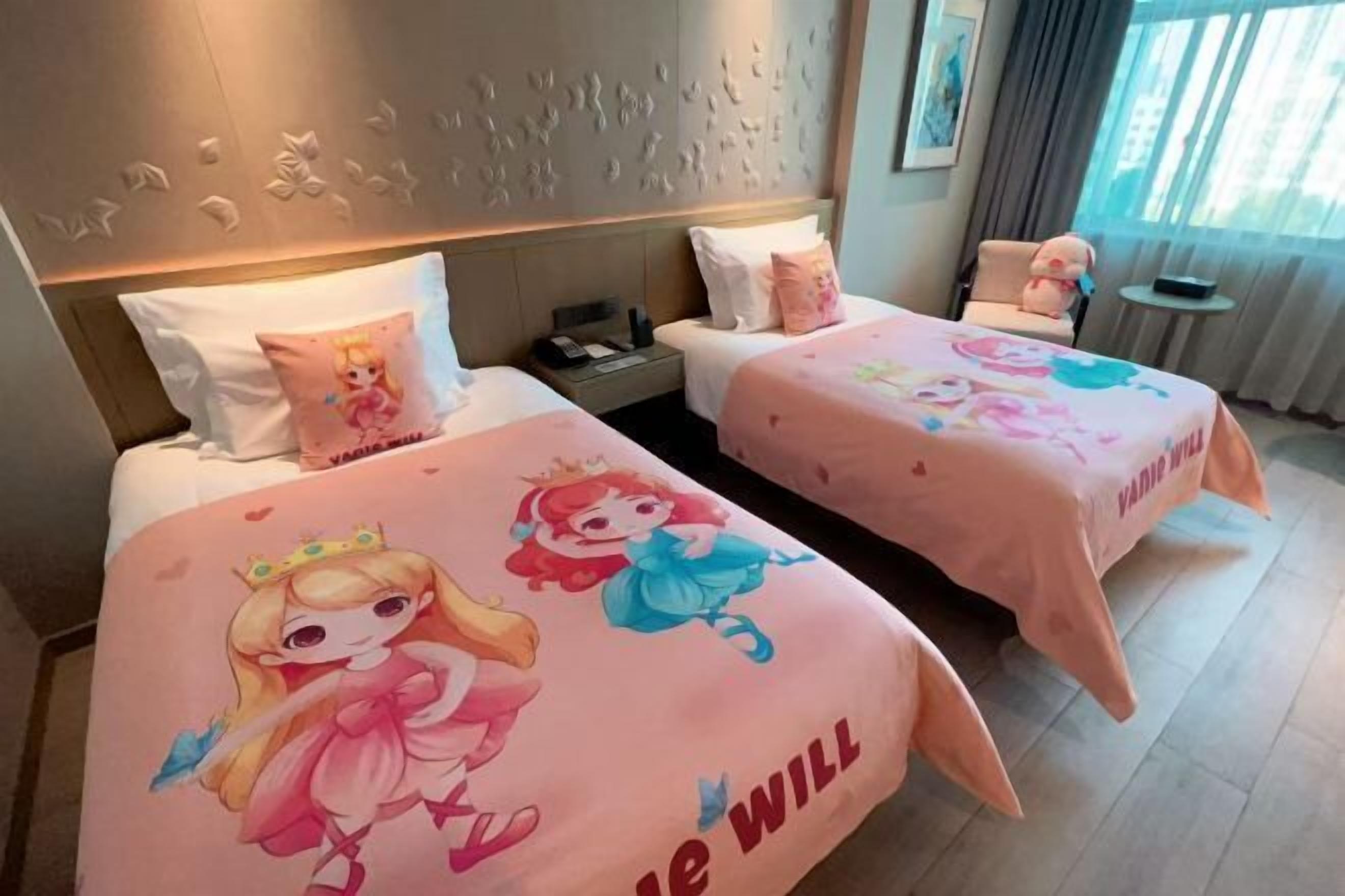 Premium bedding, down comforters, pillowtop beds, free minibar items