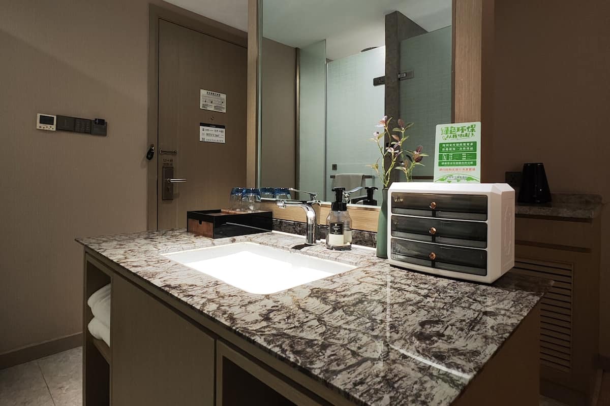 executive room | living area | 35-inch lcd tv with satellite channels, printers