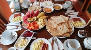 Dagelijks continentaal ontbijt (USD 3 per persoon)