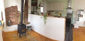 Kjøleskap, ovn, kokeplater og oppvaskmaskin