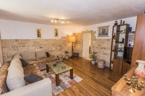 TV - Historic city center apartment Barracuda (Split)