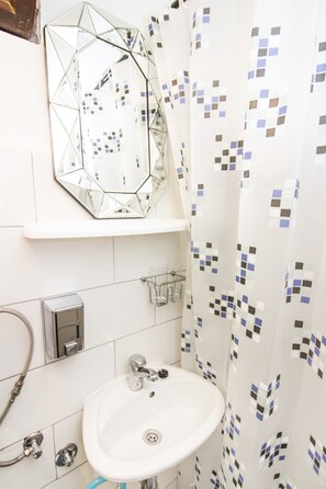 Dusche, Haartrockner, Handtücher, Shampoo