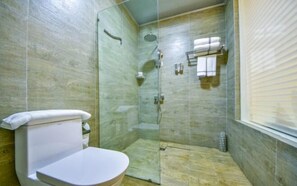 Shower, free toiletries, hair dryer, slippers - Floral Hotel Dali Ruiyuan (Dali)