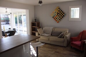 Télévision, Netflix, lecteur de DVD, livres