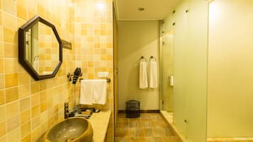 Tomannsrom – comfort | Bad | Dusj, regndusjhode, toalettartikler (inkludert) og hårføner