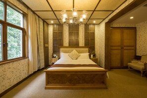 A bedroom with a large bed, a chandelier, a wardrobe, and a window with curtains. - Floral Hotel Anji Zhongdeyuan (Huzhou)