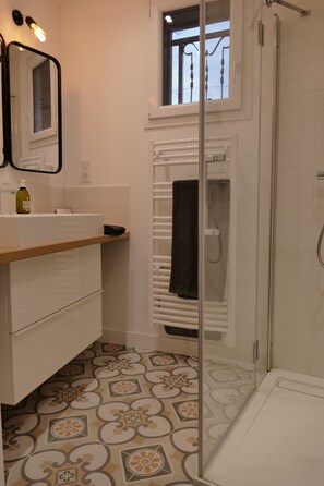 Shower, hair dryer, towels, toilet paper -  House with garden & view of the Rhône Valley – cycling & vineyards (Arras-sur-Rhône)