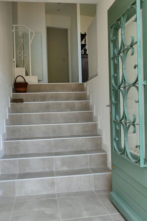 Interior - My life there, between vineyards and Rhône (Arras-sur-Rhône)