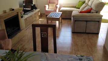 TV, fireplace